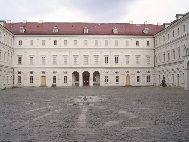 Fassadenrestaurierung des Schloss Weimar mit Marmorsumpfkalkfarbe