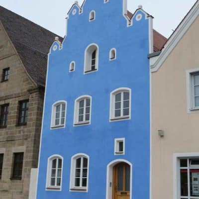 Das Foto zeigt ein Haus mit blauer Siophob-Farbe gestrichen, am Marktplatz Freystadt.